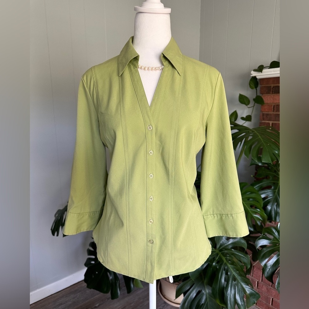 🛍️Style & Go green button down shirt size 12P excellent condition.
